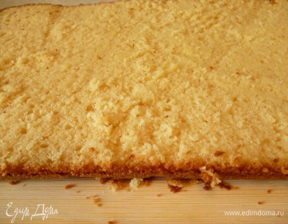 С бисквита срезаем верхушку и затем разрезаем на два коржа.