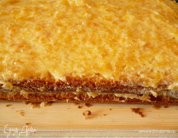 На нижний слой бисквита выкладываем половину крема, разровнять. Сверху выкладываем второй слой бисквита и тоже покрываем кремом. Оставляем 4-5 ложек крема и убираем в холодильник. Даем торту пропитаться 1 час при комнатной температуре и затем убираем его в холодильник на 2 часа.