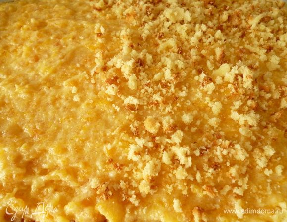 Срезанную верхушку бисквита превращаем в крошку. Достаем торт из холодильника, оставшимся кремом смазываем бока и верх и посыпаем бисквитной крошкой.