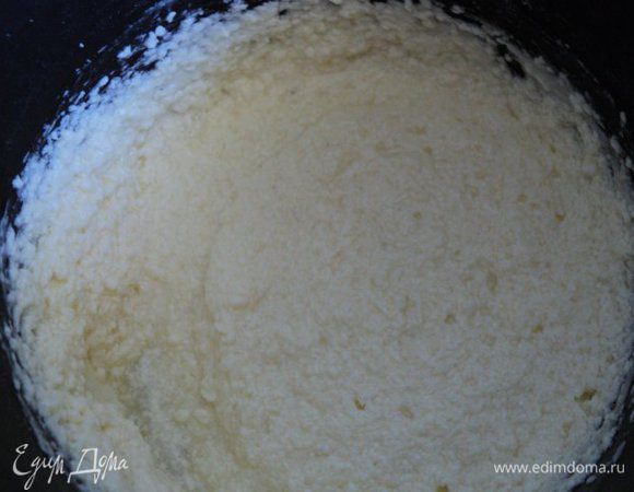 Приготовить вафельное тесто: взбить  размягченное масло с просеянной сахарной пудрой. Продолжая взбивать, добавить по одному белки.