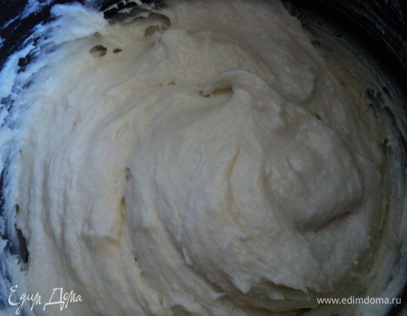 В конце всыпать муку, перемешать.