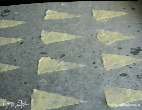 Разогреть духовку до 200 градусов. Противень застелить бумагой для выпечки, приложить трафарет и резиновым шпателем нанести тонкий слой теста.