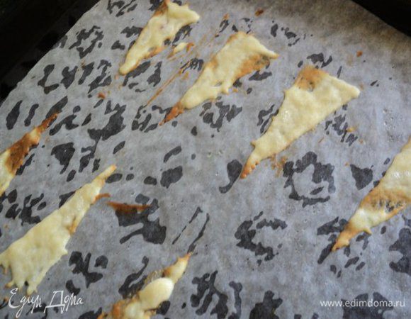 Выпекать 4-5 мин, пока края вафель не начнут слегка румяниться.
Готовые вафли для придания им изогнутой формы положить на две параллельно лежащих трубочки ( я брала основу из под фольги и пищевой пленки). Снимать надо быстро, так как вафли очень быстро высыхают. Необходимо сделать по 15-20 фигур разного размера.
