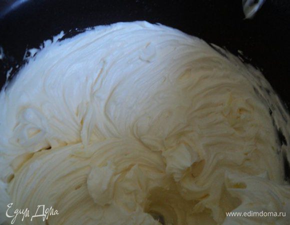 Приготовить сливочный крем, взбив размягченное сливочное масло с сахарной пудрой до пышной белой массы.