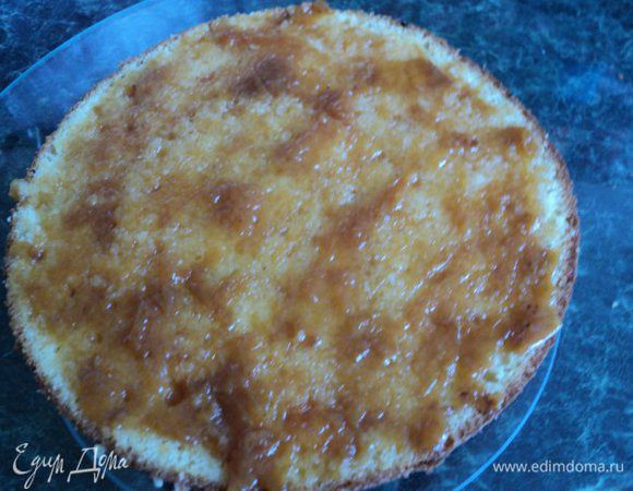 Бисквиты разрезать на 2 части. Смазать пласты абрикосовым пюре,