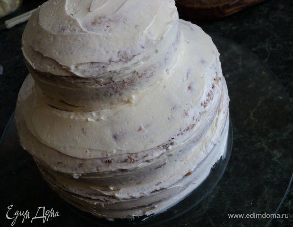На большой корж положить средний, на него маленький, смазать все сливочным кремом.