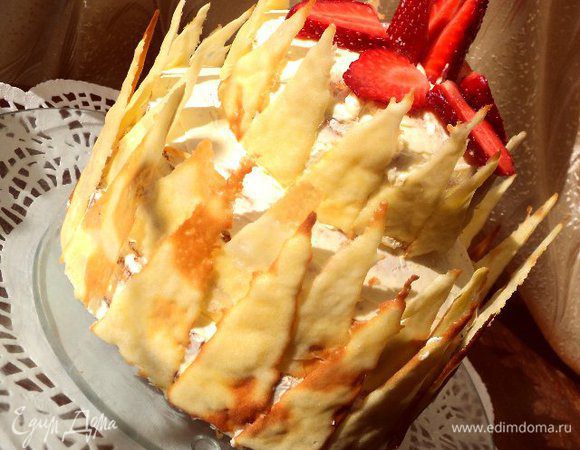 По краям приклеить хрустящие вафельные «огоньки». Сверху украсить по желанию цветами ( обернуть концы в фольгу) и клубникой или другими фруктами.