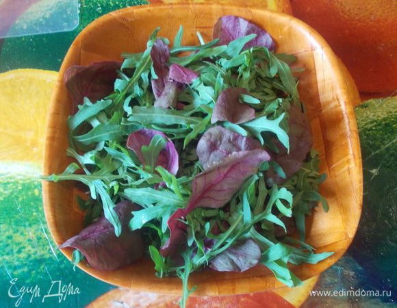 листья салата промыть и обсушить и разбросать на тарелке.