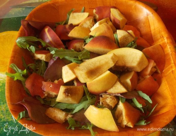 персик разрезать на пополам,удалить косточку и поломать в тарелку руками.