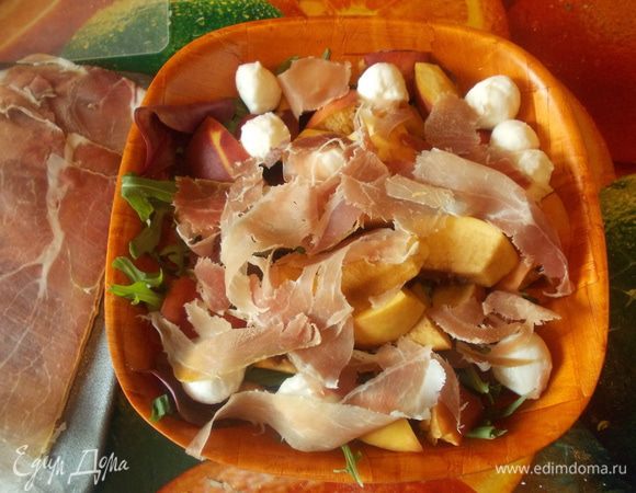 затем добавит моцареллу и руками поломать ветчину.