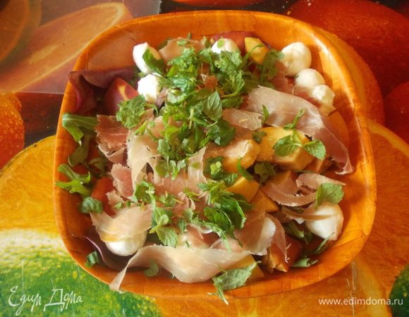  посыпать мятой и заправить салат лимонным соком и оливковым маслом 1 к 3,посолить,поперчить.