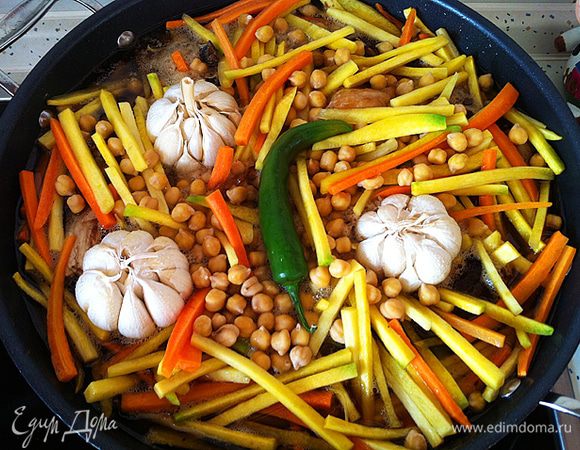 Даем воде закипать и уменьшаем температуру до 3 (1/3 от максимума), не плотно накрываем крышкой, если кипение под крышкой будет интенсивное, уменьшаем до 2. Варим около 2-2,5 часов. За это время морковь даст сок, которого будет достаточно для приготовления плова, воды больше добавлять не будем. 