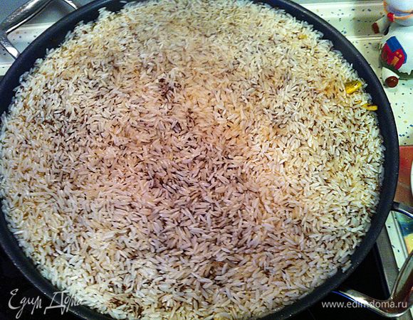 Далее промываем рис и укладываем его на зирвак, на рис добавляем зиру (1 столовую ложку с горкой). Делаем температуру на 9 (максимум). По мере того как жидкость впитывается в рис, слой риса нужно перемешивать и опять разравнивать, в общей сложности достаточно 3-4 раз. 