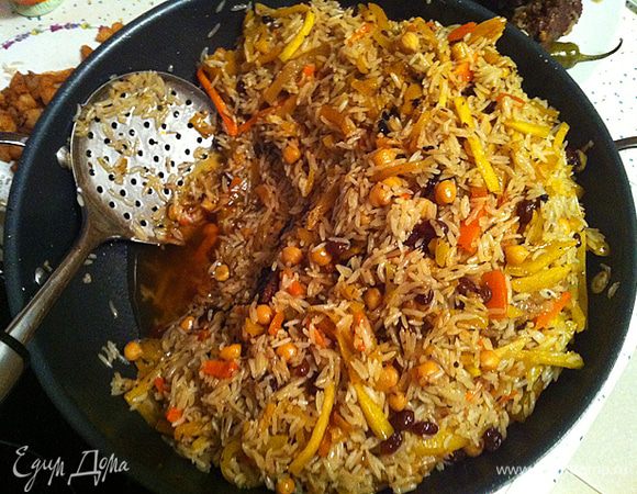 Когда все приготовиться, нужно вынуть из казана косточку, ребрышки, мясо, куски курдюка, чеснок, хорошо перемешать плов, стараясь не ломать морковь (от края к центру). Собрать плов на один край, так что бы было видно масло на дне. (этим действием можно регулировать жирность плова, кто любит по постнее накладываем ему сверху, кто по жирнее снизу и т.д.) 