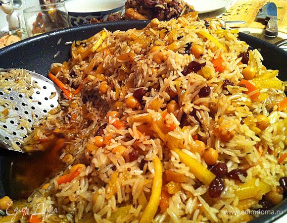 Большое количество масла в готовом плове можно не пугаться, т.к. мы заранее замачивали рис и он уже не впитает в себя его много. Плов, если рис в нем был предварительно замочен в воде, ни когда не будет на вкус жирным (тяжелым), сколько бы жира там не присутствовало. 