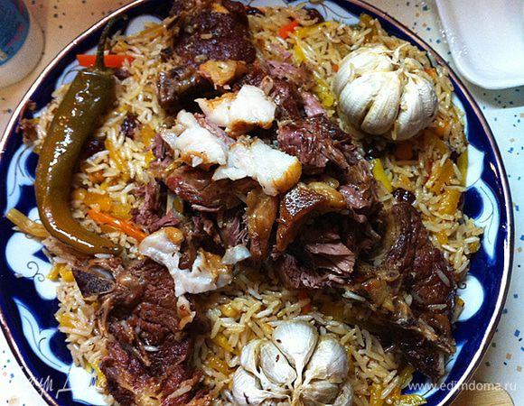 На ляган выкладываем сначала рис, затем украшаем его мясом, жиров, ребрышками, чесноком, стручковым перцем (по желанию можно отдельно отварить куриные или перепелиные яйца и так же украсить ими готовое блюдо). 