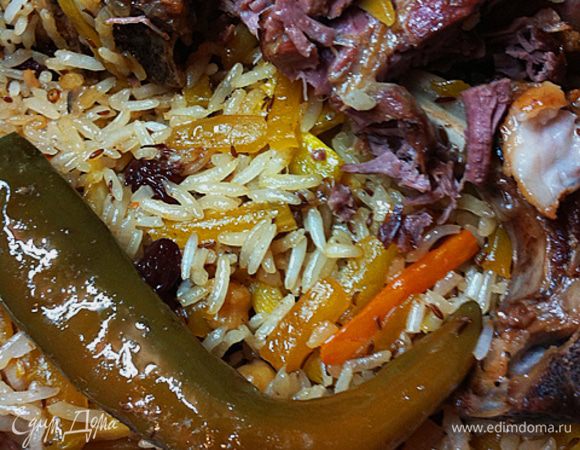 Что бы плов лучше усваивался делайте салат к нему без масла и майонезов. Нужно нарезать помидоры, лук полукольцами (лучше белый), острый стручковый перец, кинзу и райхон (красный базилик), добавить соль и все перемешать.
Приятного аппетита!
