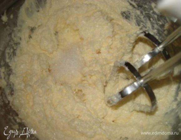 Приготовим кофейно ореховые коржи: Взбить миксером размягченное сливочное масло с сахаром до консистенции жирных сливок.