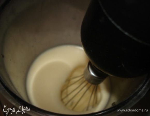 Отдельно растереть яйца и ввести порциями во взбитое масло.