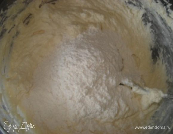 Порциями добавить просеянную с разрыхлителем муку.