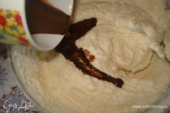 Кофе растворить в горячей воде и ввести в тесто.
