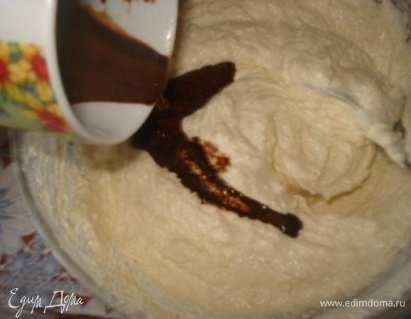 Кофе растворить в горячей воде и ввести в тесто.