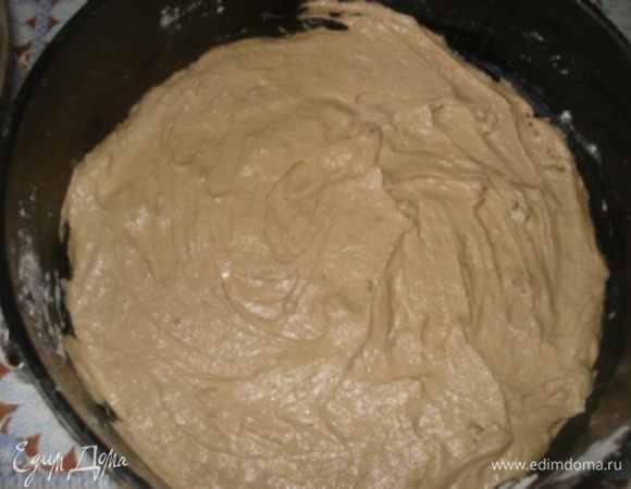 Тесто вылить в две подготовленные круглые формы диаметром 18 см