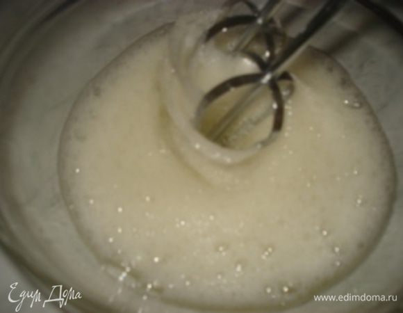 Приготовим маковые коржи: Отделить белки от желтков. Взбить белки, постепенно добавить сахар.