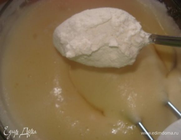 В смесь добавить просеянную муку.