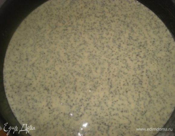 Вылить тесто в две подготовленные формы диаметром 18 см