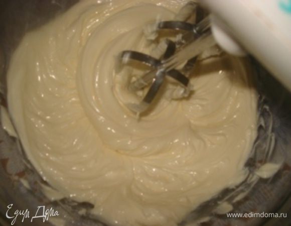Приготовим крем: Растереть размягченное сливочное масло до кремообразного состояния.