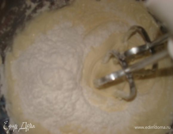 Затем порциями вводить сахарную пудру, продолжая взбивать крем.