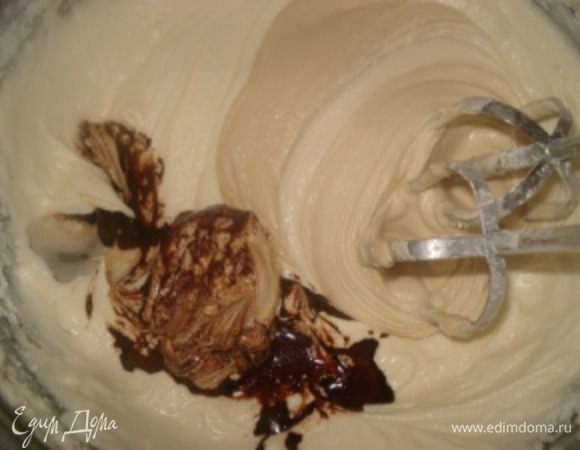 Кофе растворить в горячей воде и взбить крем в пышный светлый крем.