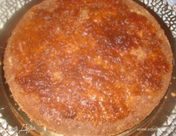 Сборка торта: Вниз укладываем кофейный корж, смазываем его повидлом.