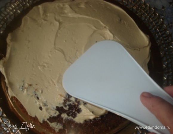 Сверху джема смазываем корж кремом.