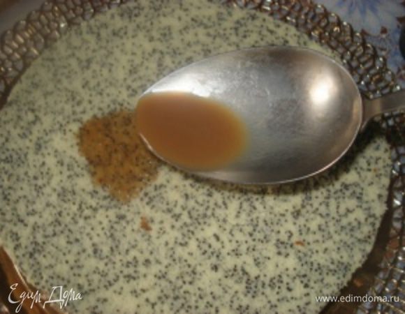 Затем укладываем маковый корж. Сбрызгиваем пропиткой из разведенного кофе с ликером.