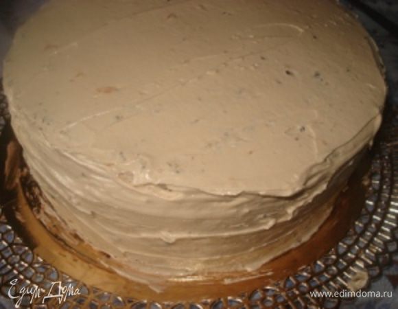 Затем слой крема. Снова кофейный корж – абрикосовый джем – крем. Затем Маковый корж – пропитка – крем. Торт обмазать кремом со всех сторон.