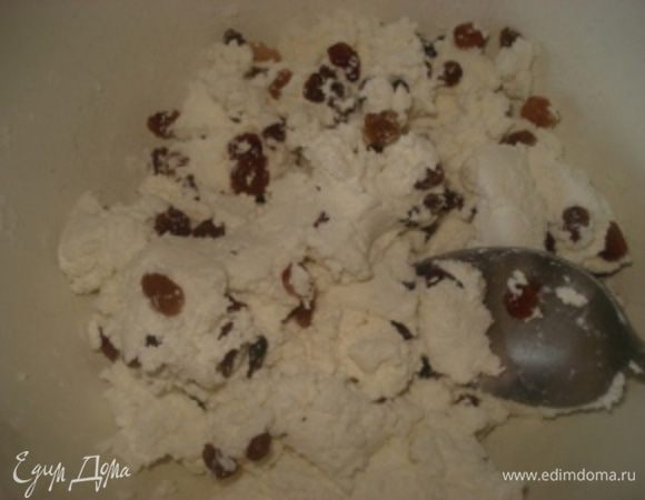 Творог протереть через сито. Изюм промыть горячей водой и смешать с творогом.