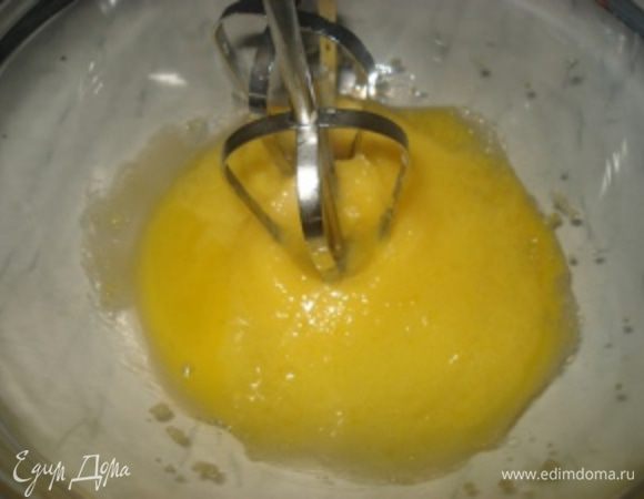 Отдельно растереть желтки с сахаром, влить молоко, добавить растопленное сливочное масло и перемешать.