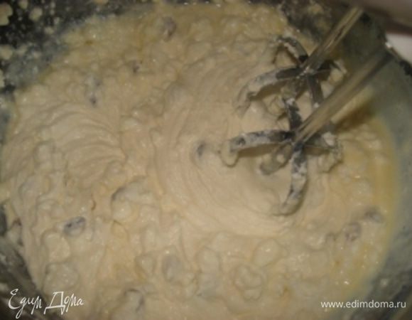 Соединить творожную и молочно-яичную смеси.