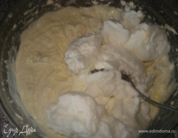 Белки взбить в густую пену. Осторожно ввести белки в творожную массу и перемешать.