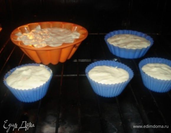 Форму смазать маслом, посыпать панировочными сухарями.