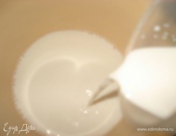 Приготовим соус: В 50 мл молока развести крахмал. Вскипятить 50 мл молока, ввести в него крахмальную смесь, добавить сахар, сливочное масло. Варить около 5 мин., затем охладить.