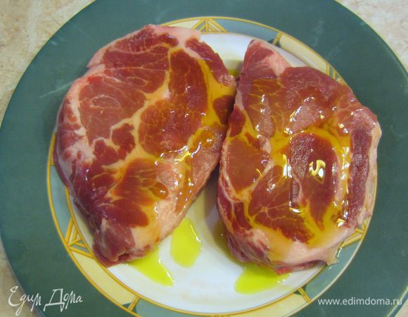 Промойте и обсушите мясо. Для этого можете использовать кухонное полотенце.
Полейте оливковым маслом и хорошо смажьте мясо пальцами.