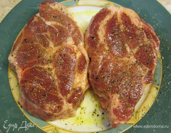 Посыпьте мясо со всех сторон солью, перцем и орегано.
