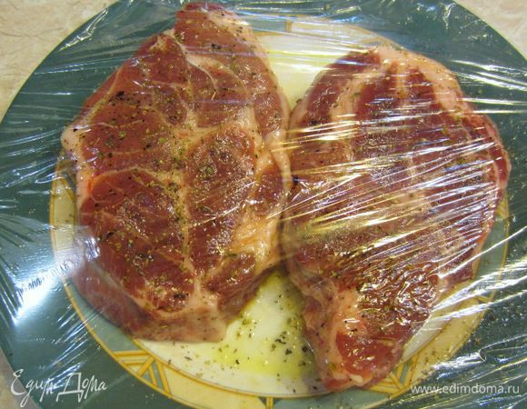 Закройте мясо пленкой и оставьте мариноваться при комнатной температуре в течение одного часа.