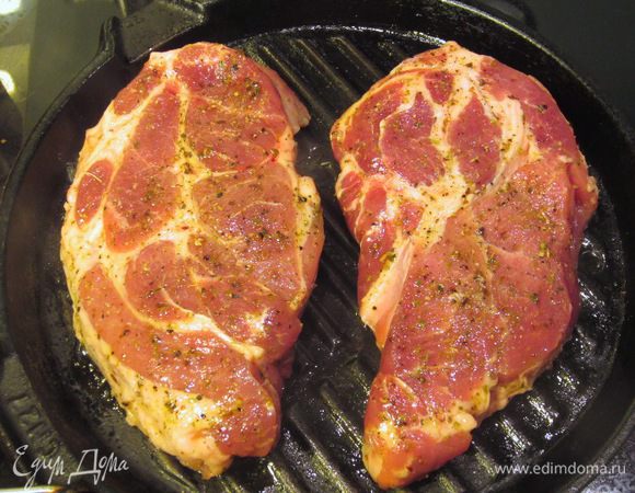 Разогрейте гриль на среднем огне. Жарьте мясо с двух сторон по минуте на каждой стороне. 