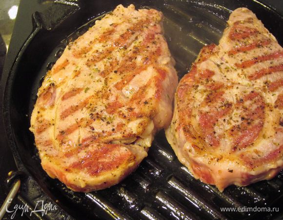 Снизьте огонь до малого и обжаривайте еще по пять минут с каждой стороны.