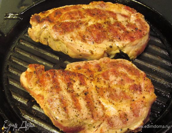 Проткните мясо спицей. Если вытекает розовый сок, жарьте еще некоторое время. Теперь проверяйте мясо каждые пару минут. Переложите мясо в блюдо и поставьте в теплую духовку (50-80 градусов) - минут на 15.