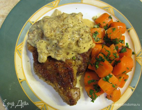 Приготовьте гарнир из глазированной моркови с лимоном и зеленью и сливочный соус с грибами.